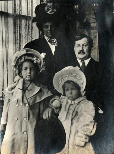 Dr. Howard Swain and family ca. 1908 (L-R- Helen, Harriet, Margaret & Howard)